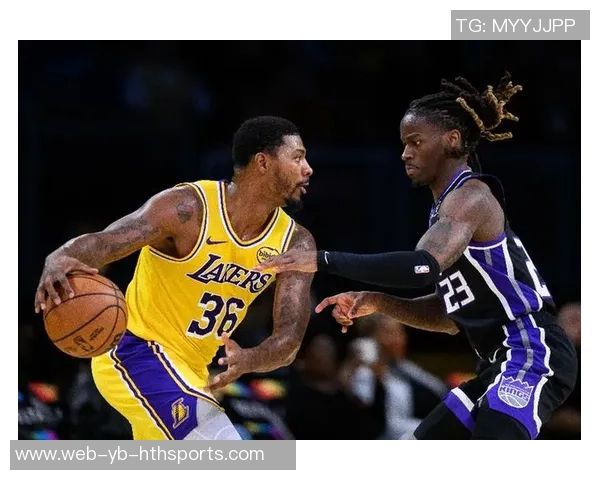 湖人训练场景曝光斯玛特紧逼八村里夫斯全力防守展现团队默契